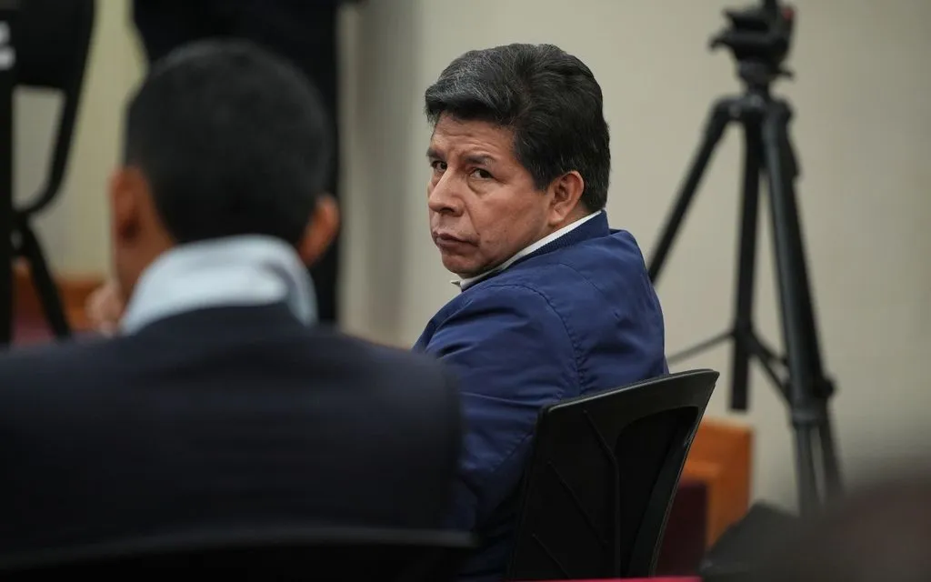 Cựu Tổng thống Pedro Castillo tại phiên tòa hôm 27/11/2025 (Ảnh: AP)