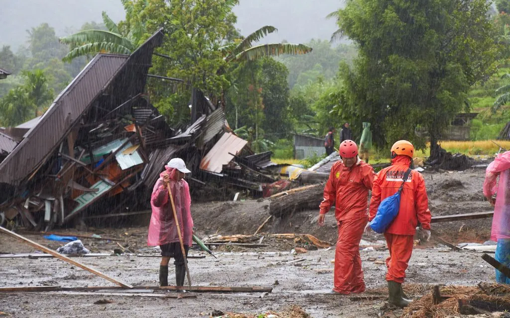 Nhân viên cứu hộ tìm kiếm nạn nhân tại một ngôi làng bị lũ tàn phá ở Malalak, Tây Sumatra, Indonesia ngày 28/11/2025 (Ảnh: AP)