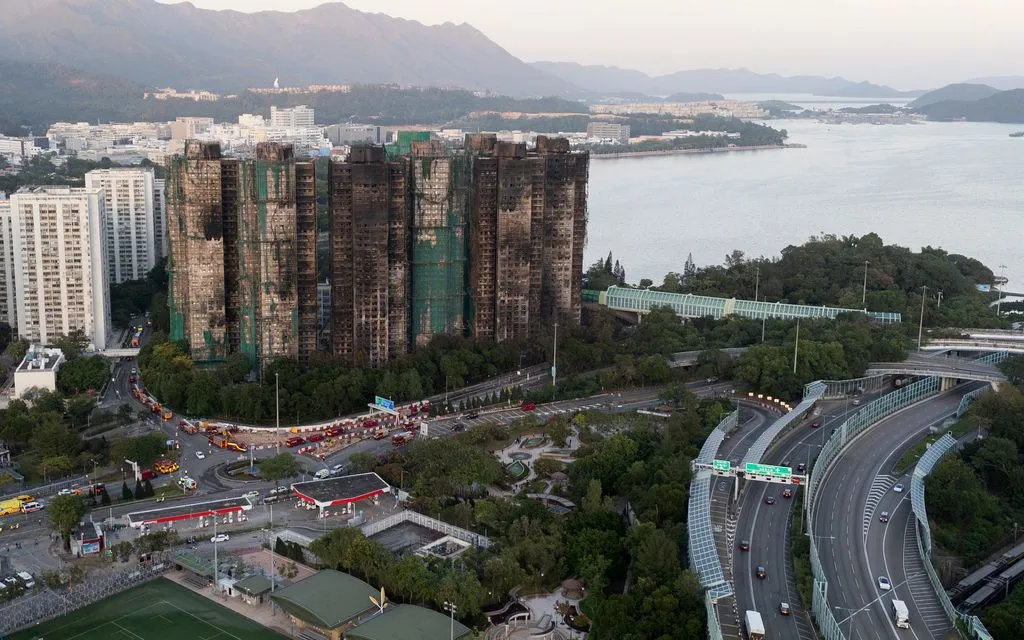 Góc nhìn từ trên cao cho thấy các tòa nhà bị cháy tại khu dân cư Wang Fuk Court ở Tai Po, Hong Kong ngày 28/11/2025 (Ảnh: AP)