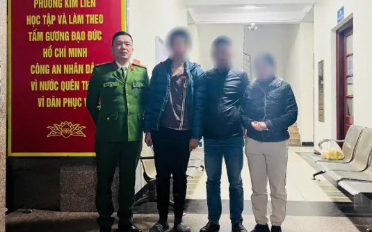 Công an phường bàn giao nạn nhân cho gia đình