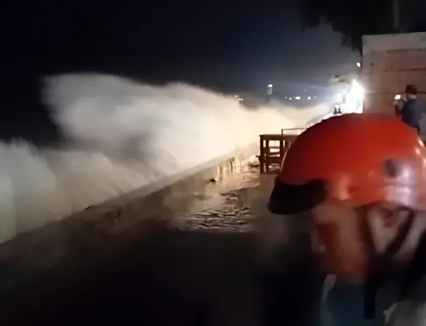 Sóng biển cao 4-5m làm sạt lở kè ở Lâm Đồng, nhiều hàng quán di dời tài sản trong đêm - Ảnh 1.