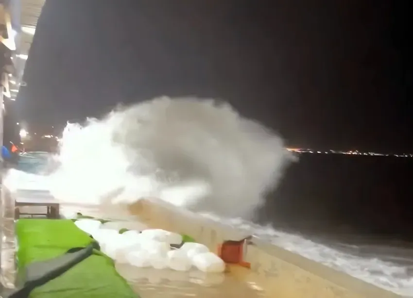 Sóng biển cao 4-5m làm sạt lở kè ở Lâm Đồng, nhiều hàng quán di dời tài sản trong đêm - Ảnh 3.