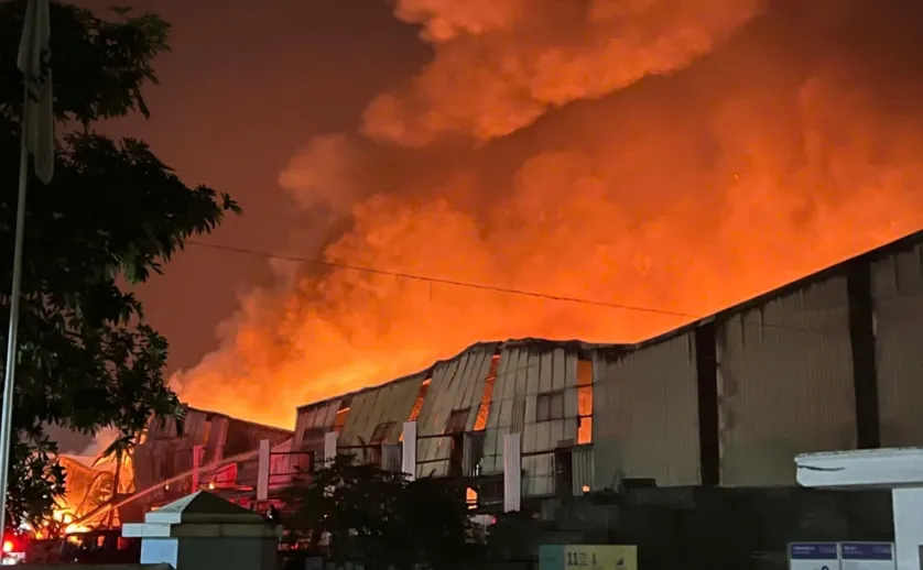 Cháy lớn xưởng sản xuất bỉm, khăn ướt ở Bắc Ninh, thiệt hại hàng trăm tỷ đồng- Ảnh 3.