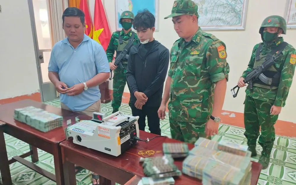 Lực lượng chức năng đã bắt quả tang Châu vận chuyển trái phép tiền qua biên giới. 
