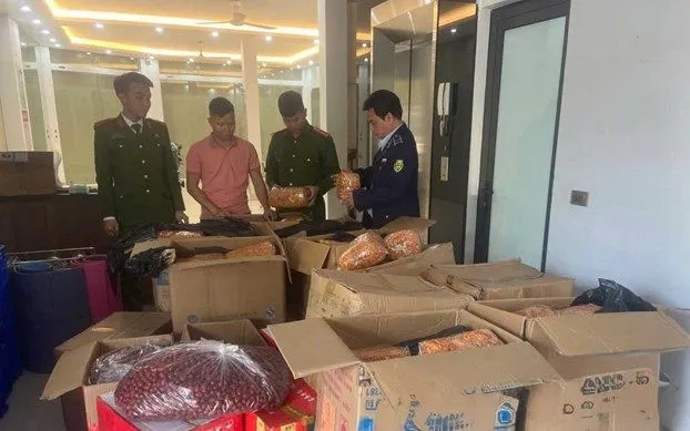 Lực lượng chức năng kiểm tra tại hộ kinh doanh. Ảnh: Chi Cục QLTT tỉnh Ninh Bình