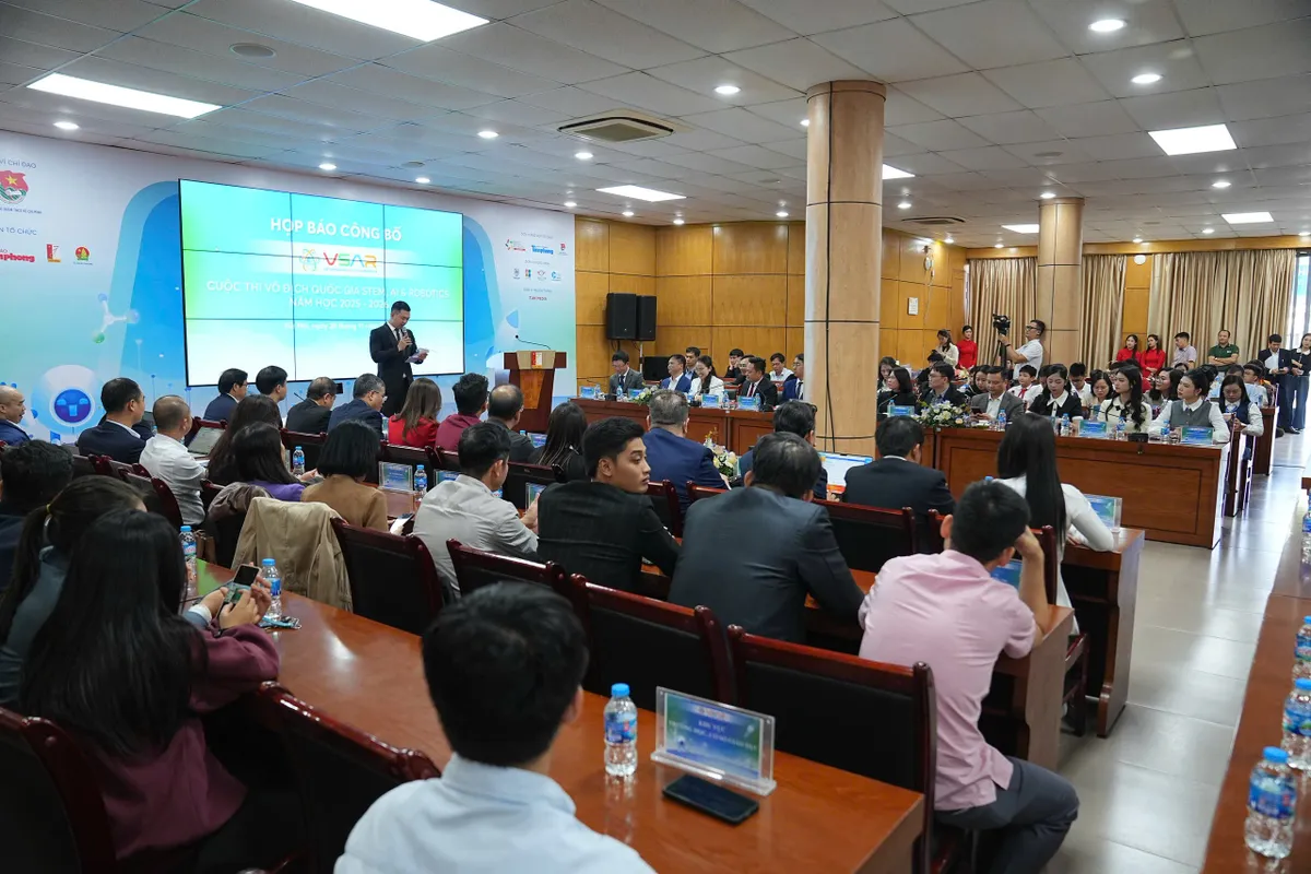 Khởi động sân chơi STEM, AI, Robotics toàn quốc 2025-2026- Ảnh 2. Khởi động sân chơi STEM, AI, Robotics toàn quốc 2025-2026- Ảnh 2.