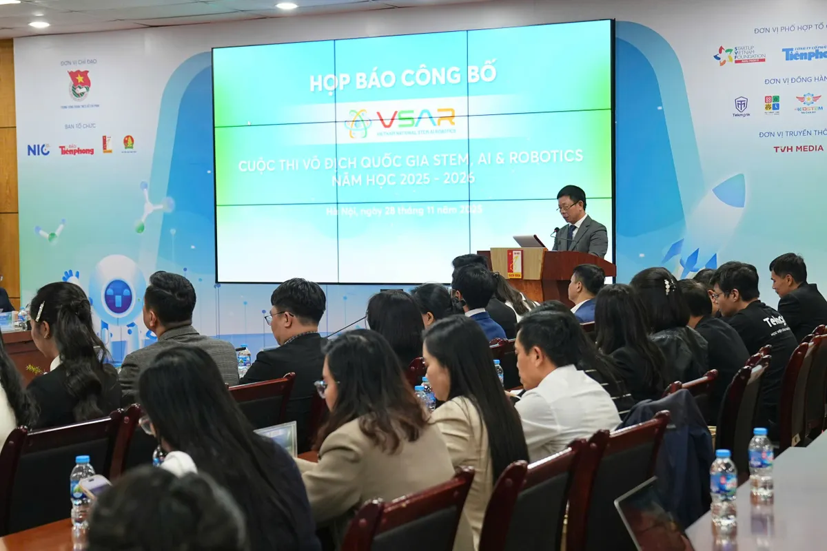 Khởi động sân chơi STEM, AI, Robotics toàn quốc 2025-2026- Ảnh 3. Khởi động sân chơi STEM, AI, Robotics toàn quốc 2025-2026- Ảnh 3.