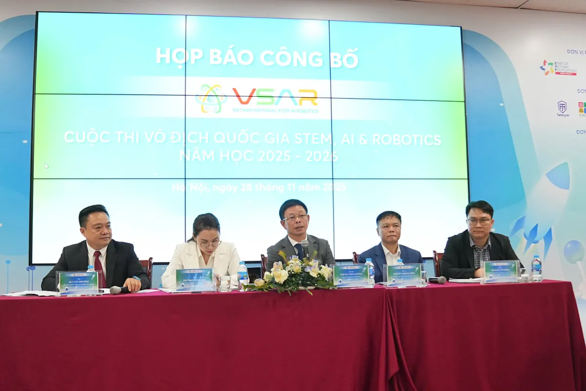 Khởi động sân chơi STEM, AI, Robotics toàn quốc 2025-2026- Ảnh 4. Khởi động sân chơi STEM, AI, Robotics toàn quốc 2025-2026- Ảnh 4.