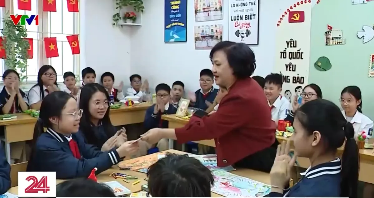 Lan tỏa tình thương và lòng nhân ái với đồng bào vùng bão lũ- Ảnh 1.