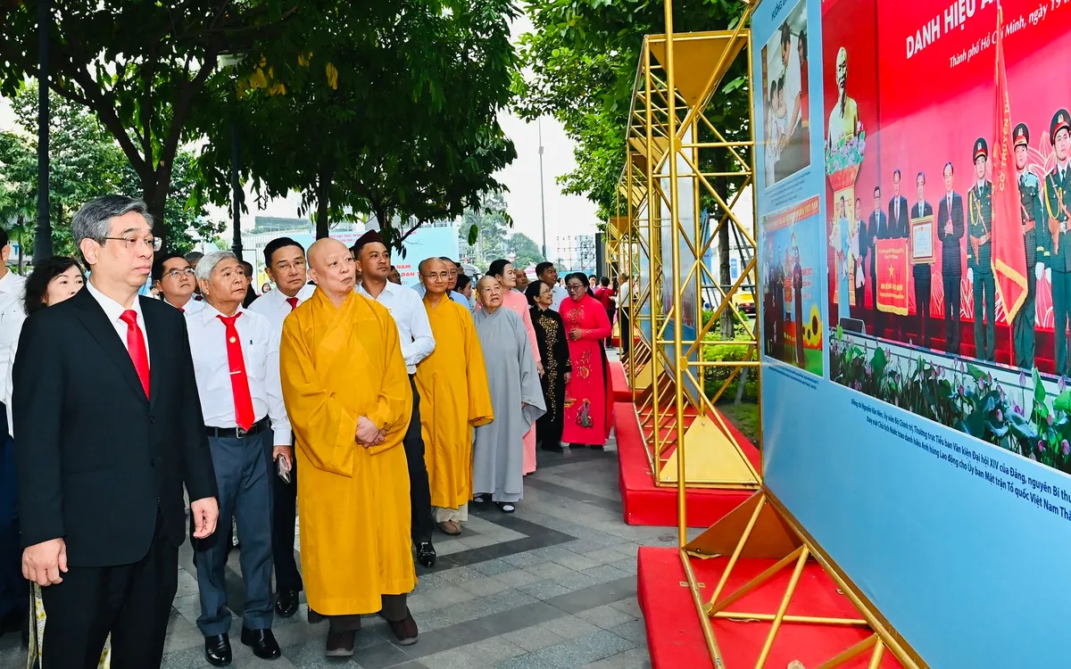 Các đại biểu tham dự Đại hội đại biểu MTTQ Việt Nam TP Hồ Chí Minh lần thứ I tham quan triển lãm ảnh