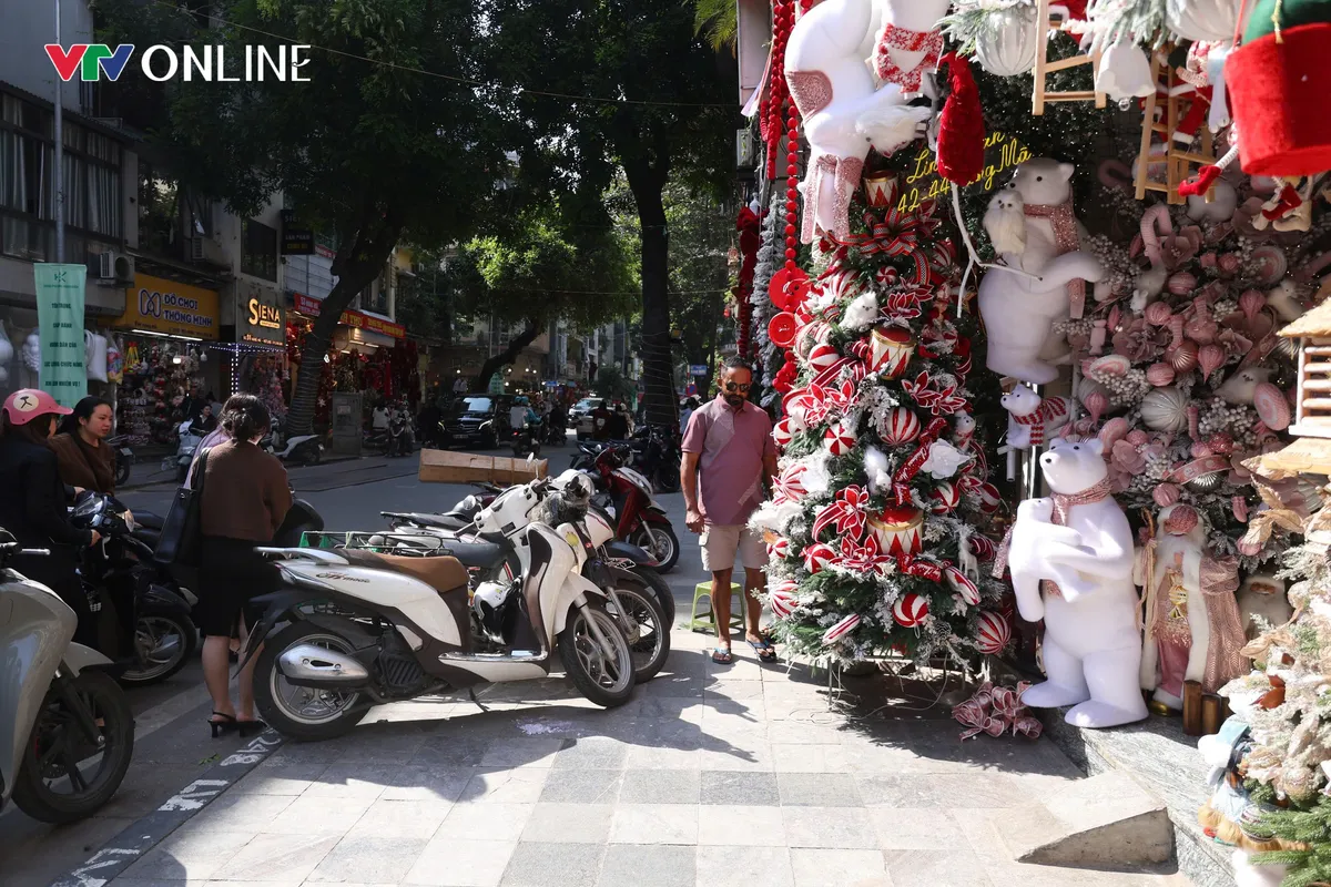 Nhiều tuyến phố tại phường Hoàn Kiếm sạch thoáng sau nhiều ngày ra quân xử lý - Ảnh 2.