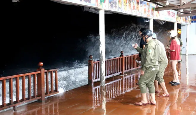 Sóng biển cao 4-5m làm sạt lở kè ở Lâm Đồng, nhiều hàng quán di dời tài sản trong đêm - Ảnh 2.