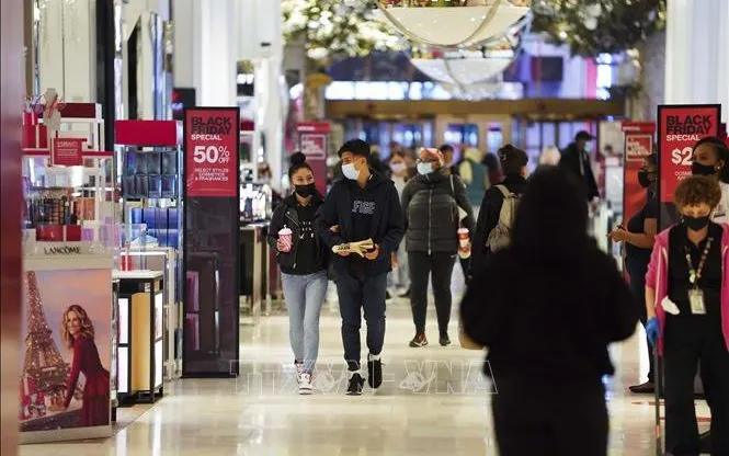 Người dân chọn mua hàng sale trong ngày Black Friday tại cửa hàng của hãng Macy ở New York, Mỹ năm 2020. Ảnh: THX/TTXVN