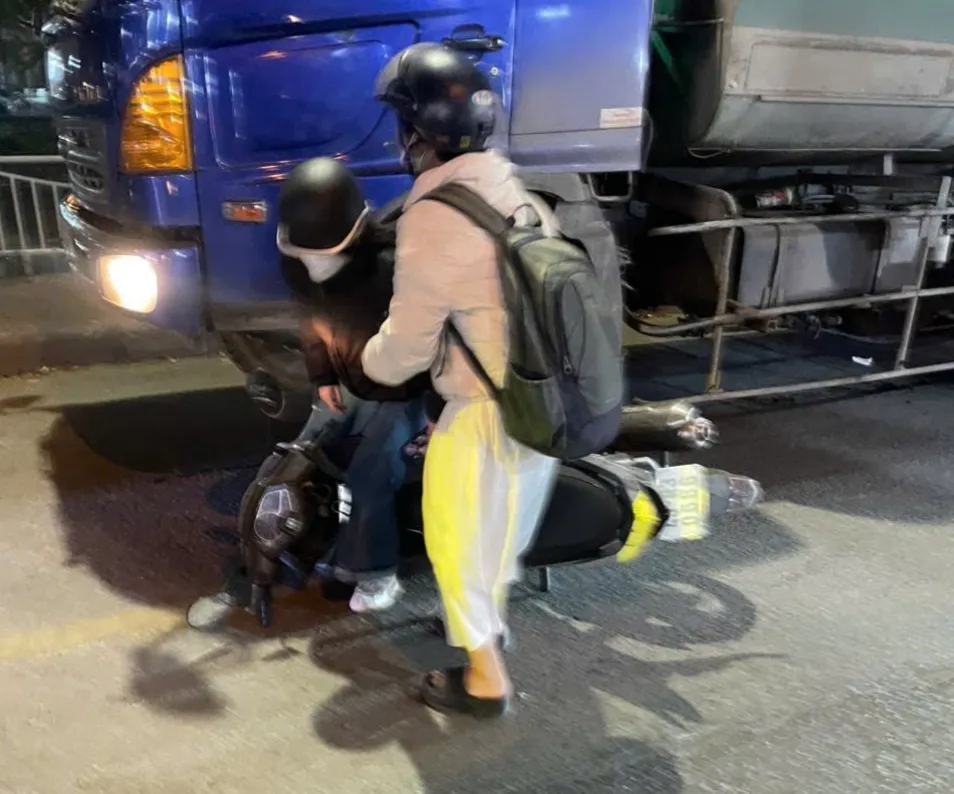 Hố sụt trên đường Khương Đình do cống thoát nước bị vỡ - Ảnh 3.