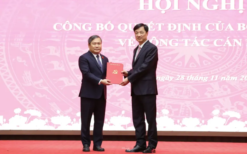 Bí thư Thành ủy Hà Nội Nguyễn Duy Ngọc trao quyết định cho ông Vũ Đại Thắng.