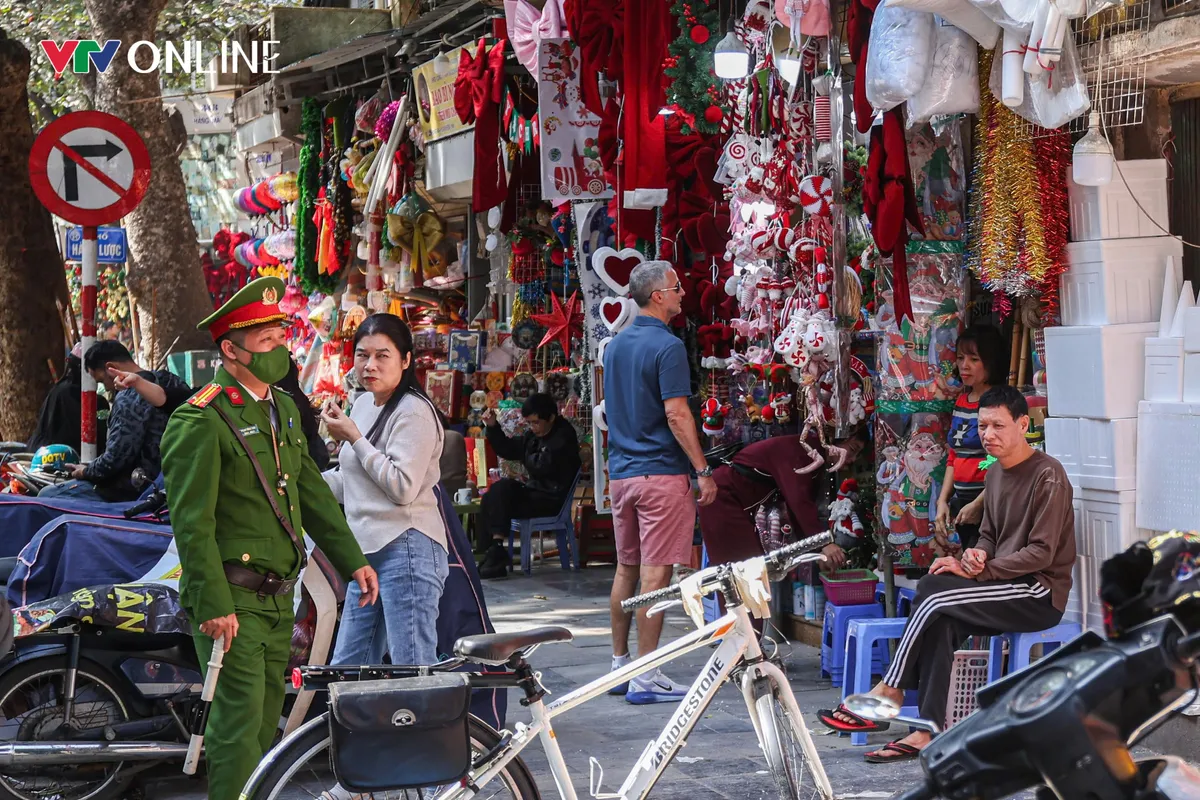 Nhiều tuyến phố tại phường Hoàn Kiếm sạch thoáng sau nhiều ngày ra quân xử lý - Ảnh 4.