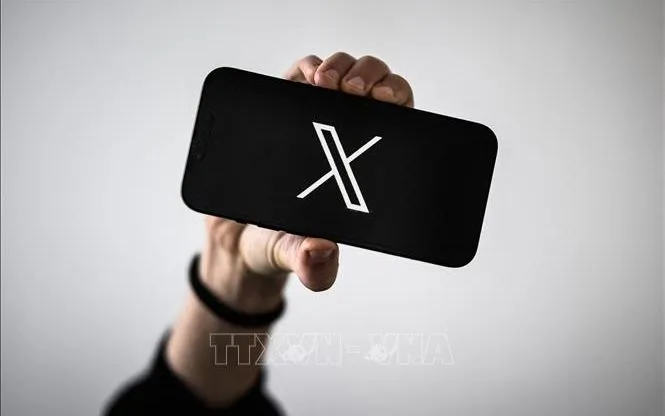 Biểu tượng mạng xã hội X trên màn hình điện thoại di động. Ảnh tư liệu: AFP/TTXVN