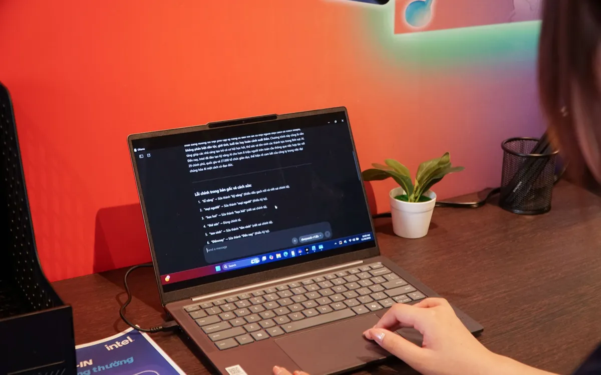 Trải nghiệm sáng tạo nội dung bằng AI trên máy tính trang bị chip Intel, không kết nối mạng. Ảnh: Việt Linh 