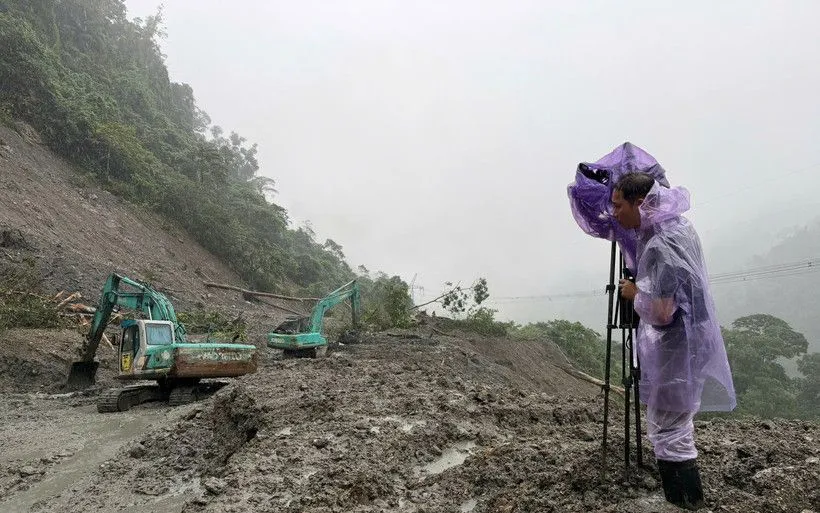 Sạt lở tại Đèo Lò Xo. (Ảnh: TTXVN)