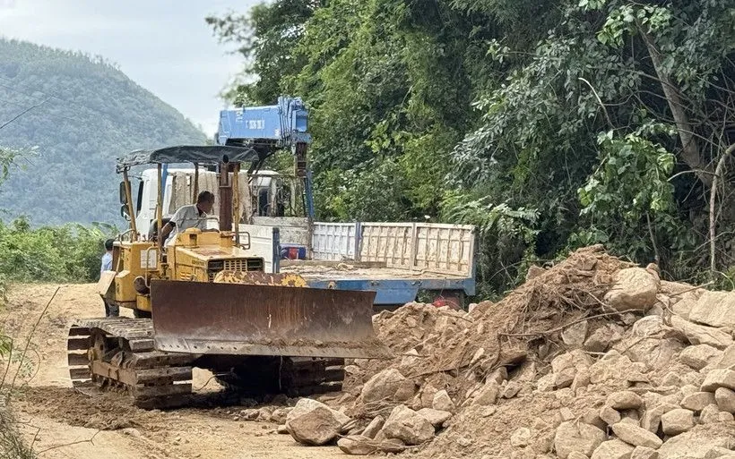 Các đơn vị thi công nỗ lực sửa chữa tuyến đường dẫn vào thôn Phú Hải, Phú Đồng. (Ảnh: Tường Quân/TTXVN)