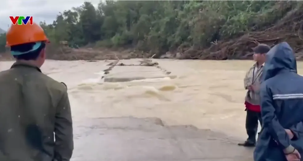 Đắk Lắk: 260 hộ d&acirc;n bị c&ocirc; lập, cả l&agrave;ng c&ugrave;ng mở đường, l&agrave;m cầu tạm nhận h&agrave;ng cứu trợ - Ảnh 1.