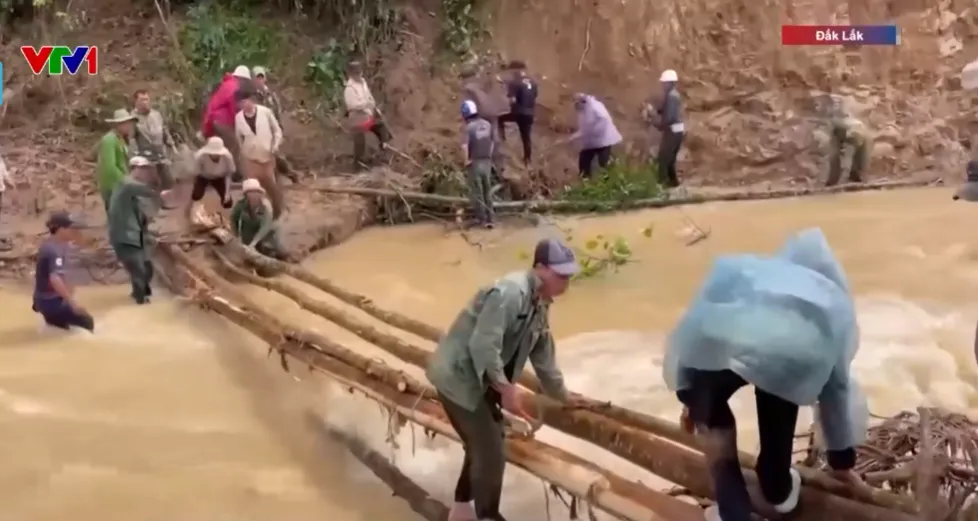 Đắk Lắk: 260 hộ d&acirc;n bị c&ocirc; lập, cả l&agrave;ng c&ugrave;ng mở đường, l&agrave;m cầu tạm nhận h&agrave;ng cứu trợ - Ảnh 3.