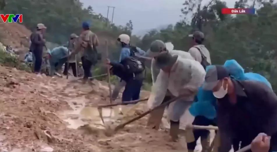 Đắk Lắk: 260 hộ d&acirc;n bị c&ocirc; lập, cả l&agrave;ng c&ugrave;ng mở đường, l&agrave;m cầu tạm nhận h&agrave;ng cứu trợ - Ảnh 2.