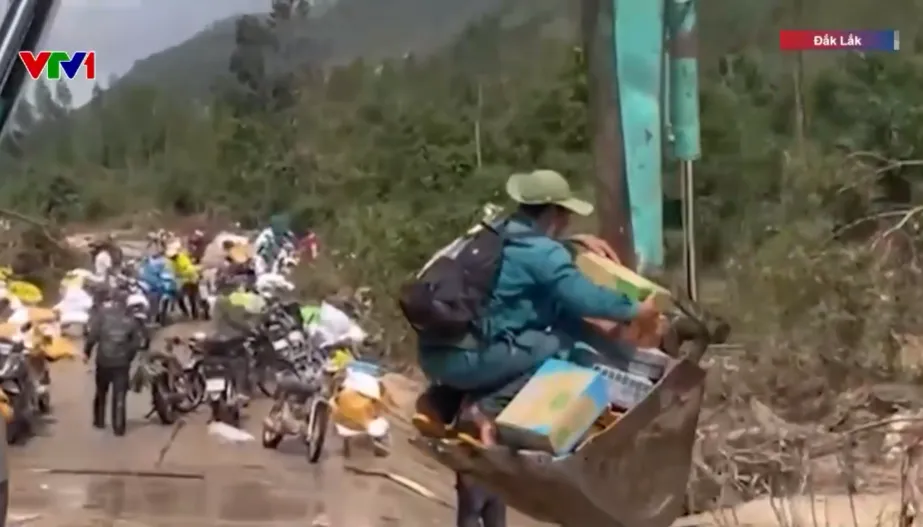 Đắk Lắk: 260 hộ d&acirc;n bị c&ocirc; lập, cả l&agrave;ng c&ugrave;ng mở đường, l&agrave;m cầu tạm nhận h&agrave;ng cứu trợ - Ảnh 5.