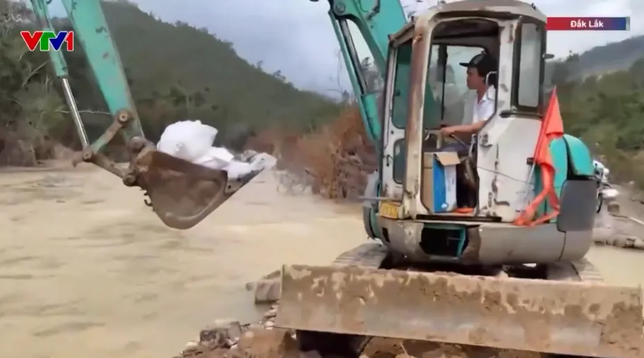 Đắk Lắk: 260 hộ d&acirc;n bị c&ocirc; lập, cả l&agrave;ng c&ugrave;ng mở đường, l&agrave;m cầu tạm nhận h&agrave;ng cứu trợ - Ảnh 4.