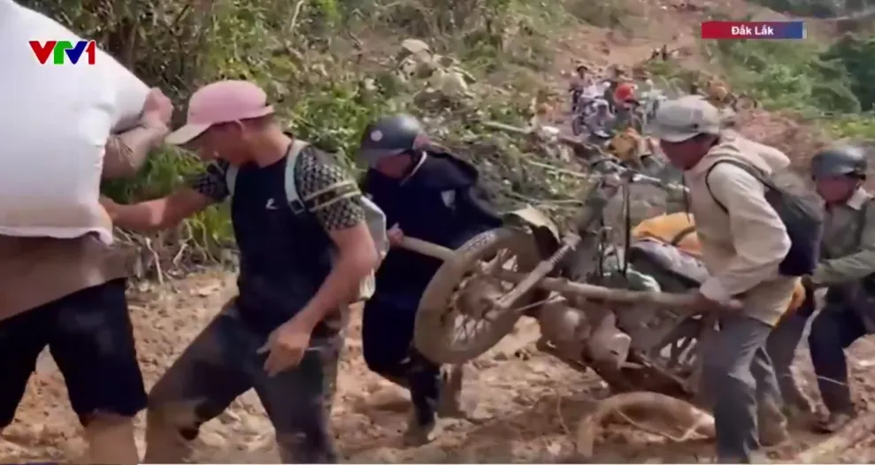 Đắk Lắk: 260 hộ d&acirc;n bị c&ocirc; lập, cả l&agrave;ng c&ugrave;ng mở đường, l&agrave;m cầu tạm nhận h&agrave;ng cứu trợ - Ảnh 6.