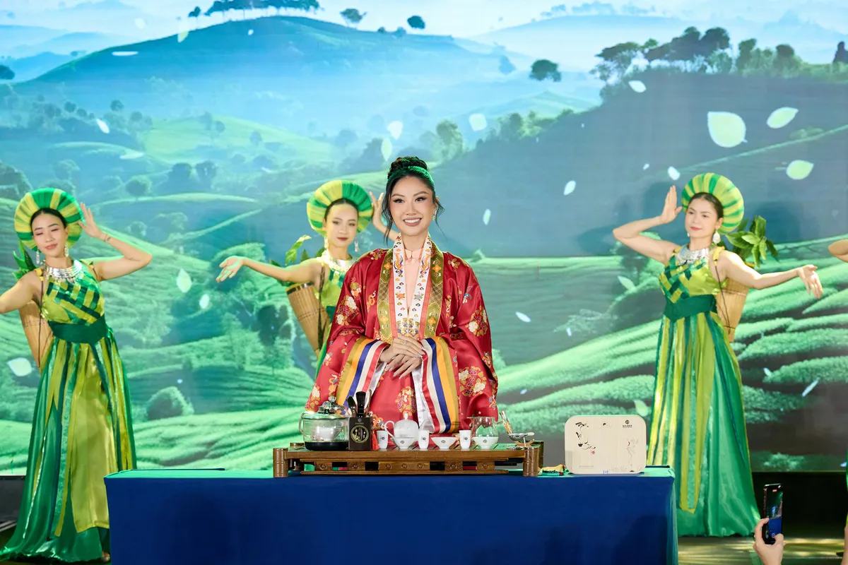 Hoa hậu Phương Linh mang cẩm nang chăm sóc sức khỏe tinh thần dự thi Miss Cosmo 2025 - Ảnh 2.