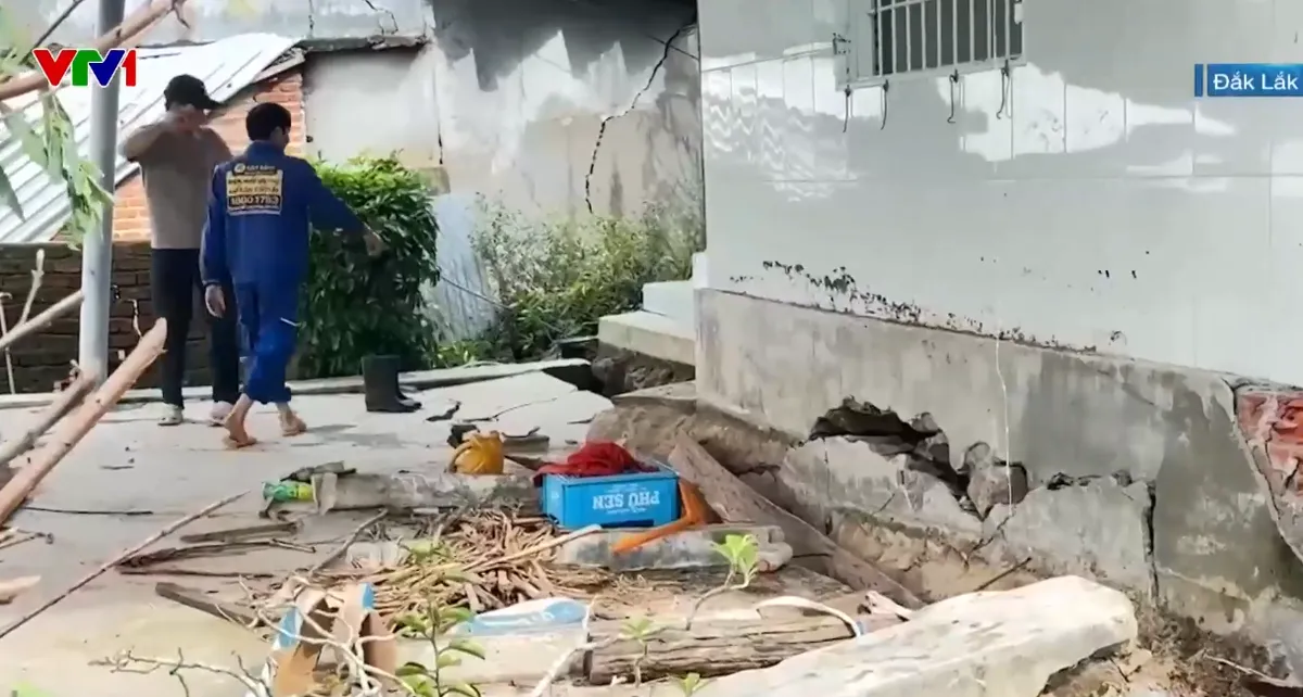 Đắk Lắk di dời khẩn cấp hàng chục hộ dân do sụt lún, sạt lở - Ảnh 2.