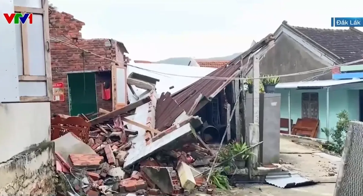 Đắk Lắk di dời khẩn cấp hàng chục hộ dân do sụt lún, sạt lở - Ảnh 1.