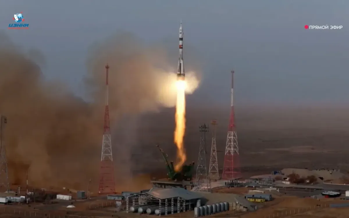 Tên lửa Soyuz-2.1 mang tàu Soyuz MS-28 rời bệ phóng tại Baikonur, Kazakhstan ngày 27/11/2025 (Ảnh: AP)