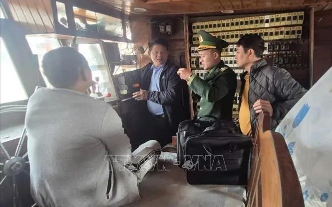 Lực lượng chức năng kiểm tra thiết bị giám sát hành trình với tàu cá mất kết nối thiết bị giám sát hành trình quá 6 giờ. Ảnh: TTXVN phát