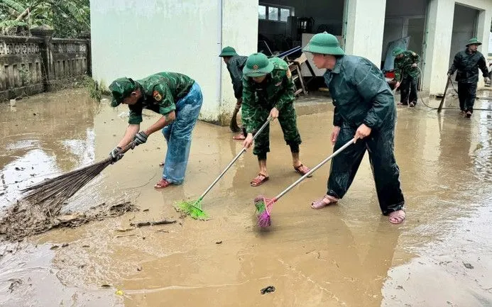 Bộ đội Biên phòng dọn dẹp vệ sinh ở xã Hòa Xuân, tỉnh Đắk Lắk sau mưa  lũ. 