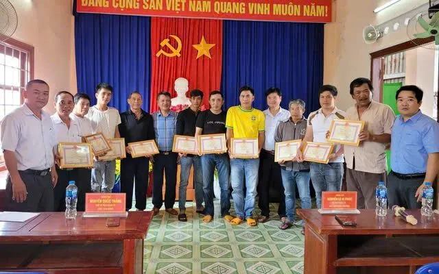 Khen thưởng 12 người dân địa phương sử dụng xuồng nhỏ và thuyền thúng cứu dân trong mưa lũ.