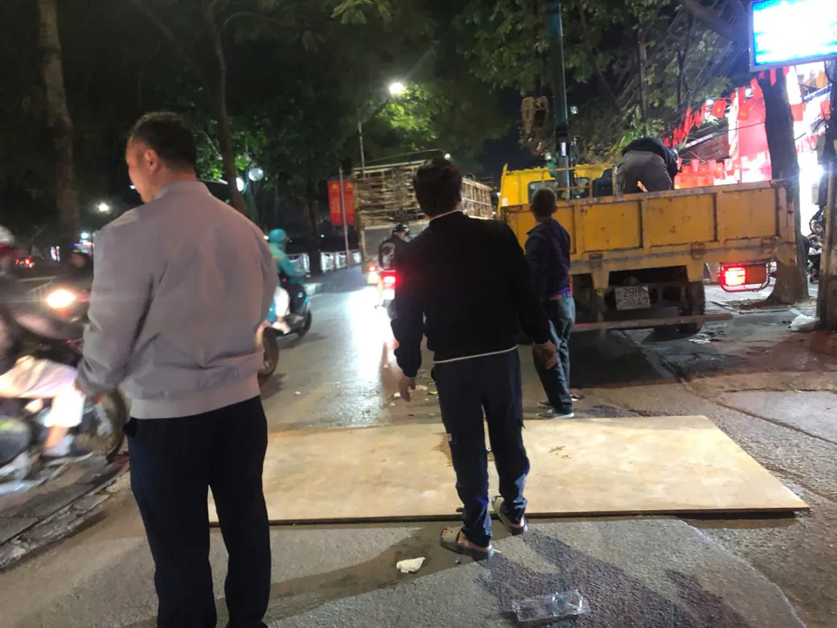 Hố sụt trên đường Khương Đình do cống thoát nước bị vỡ - Ảnh 1.