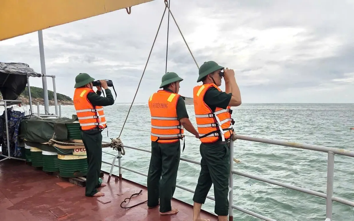 Các lực lượng chức năng tập trung tối đa phương tiện và nhân lực, nỗ lực tìm kiếm 2 ngư dân còn mất tích. 