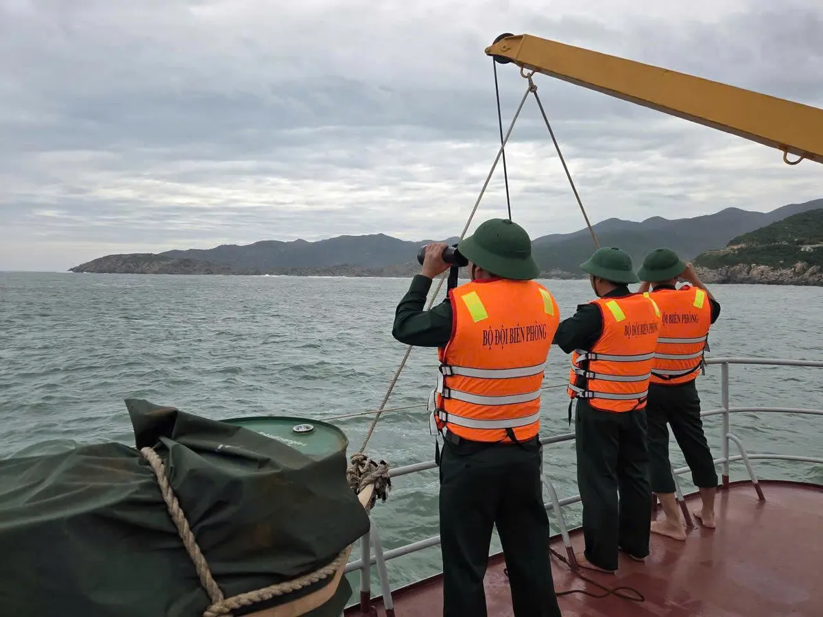 Sóng lớn đánh chìm tàu cá đang chạy vào bờ tại Bình Tiên - Ảnh 1.