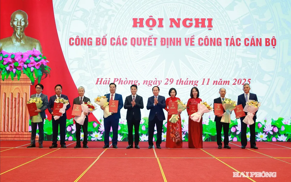 Các đồng chí: Bí thư Thành uỷ Lê Tiến Châu, Chủ tịch UBND thành phố Lê Ngọc Châu trao quyết định của UBND thành phố và tặng hoa chúc mừng các đồng chí được điều động nhận nhiệm vụ mới thuộc khối chính quyền.