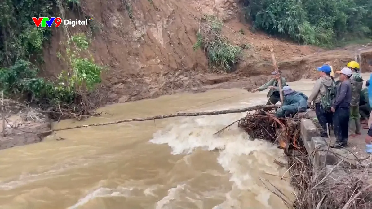 đường sạt lở.jpg