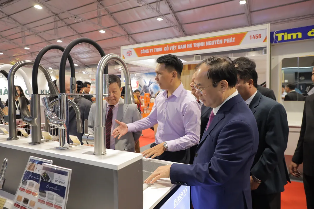 Vietbuild Home 2025: B&ugrave;ng nổ sản phẩm xanh, doanh nghiệp giảm gi&aacute; đến 50%- Ảnh 1.