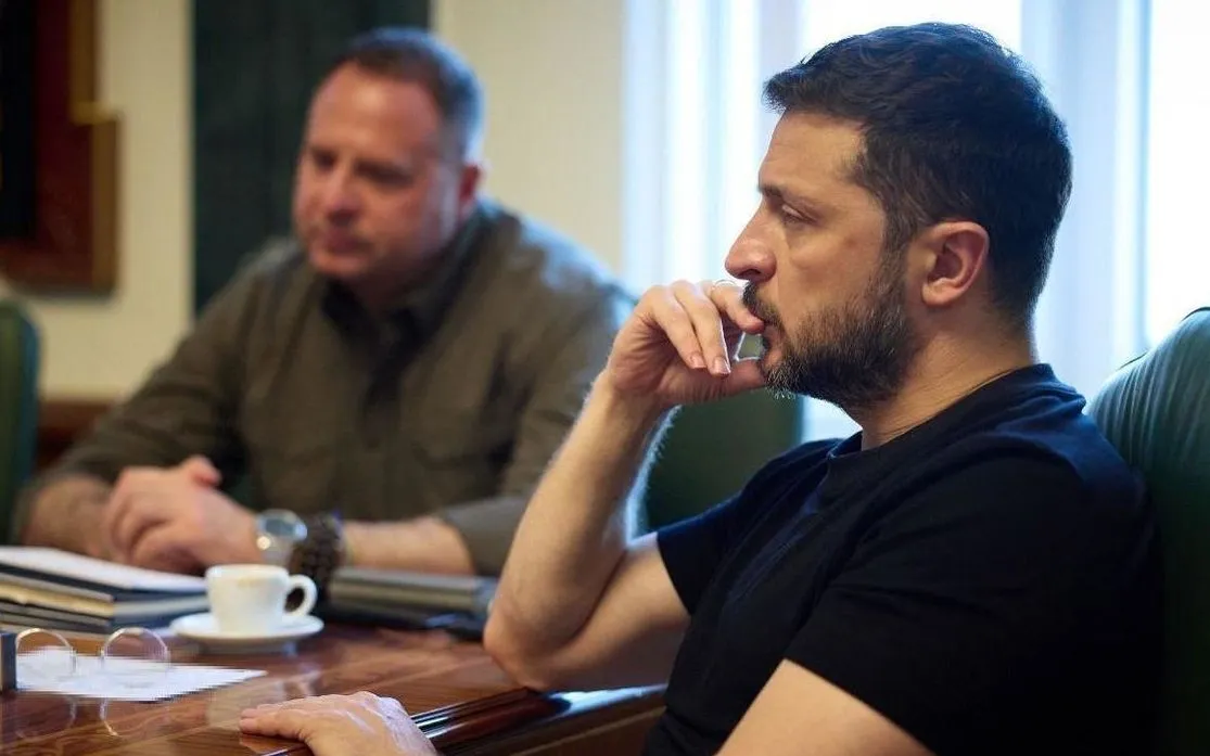 Ông Andrey Yermak (trái) ngồi cạnh Tổng thống Zelensky trong một cuộc họp (Ảnh: Anadolu)