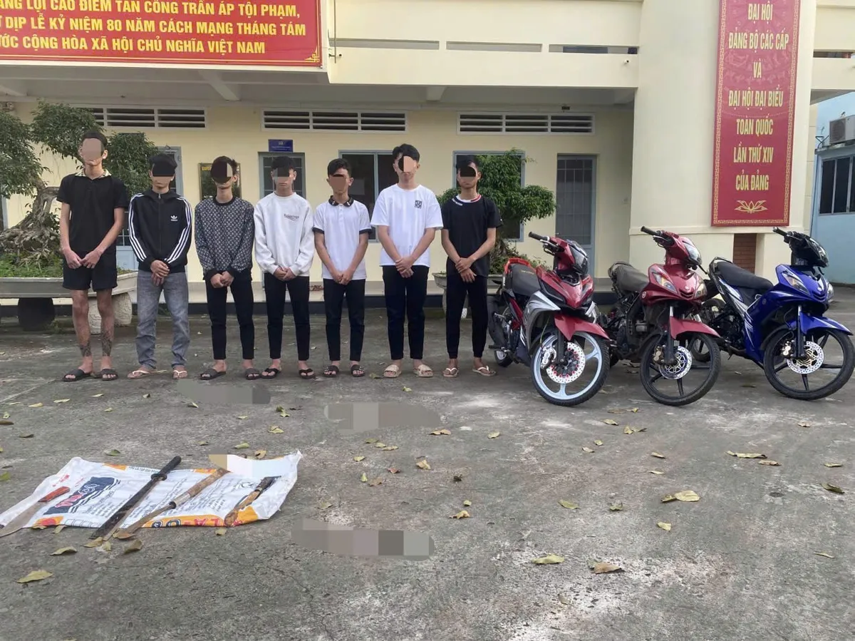 Công an Đồng Nai tạm giữ 6 đối tượng liên quan vụ chém người trong đêm - Ảnh 1.