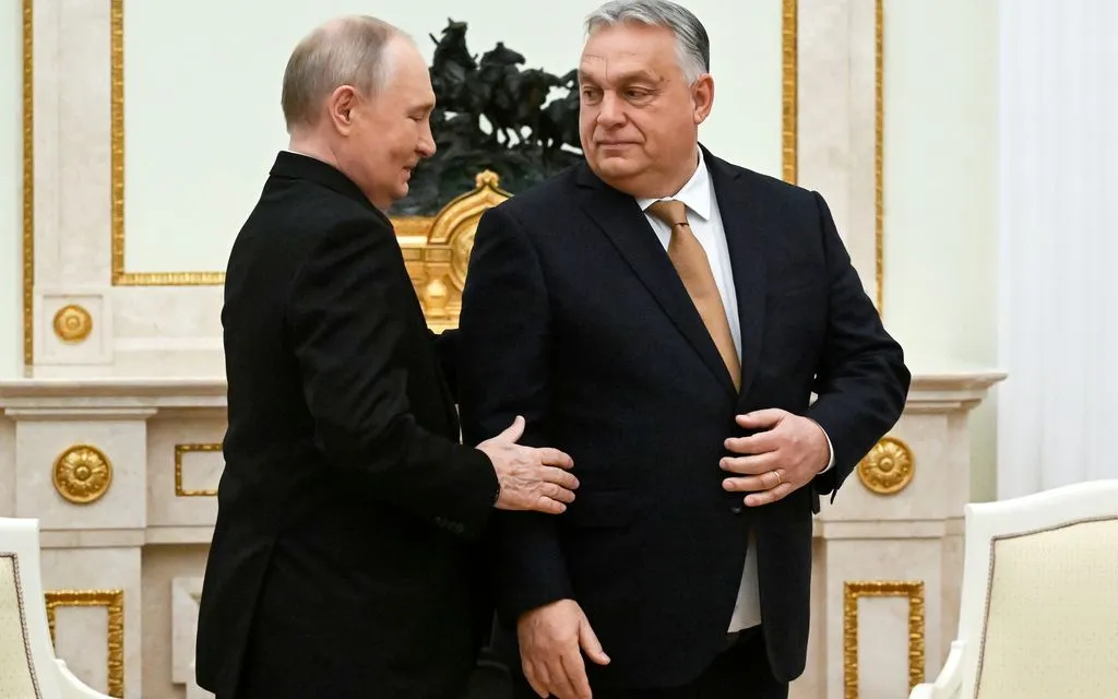 Thủ tướng Hungary Viktor Orban (phải) hội đàm với Tổng thống Nga Vladimir Putin tại Điện Kremlin, ngày 28/11/2025 (Ảnh: AP)