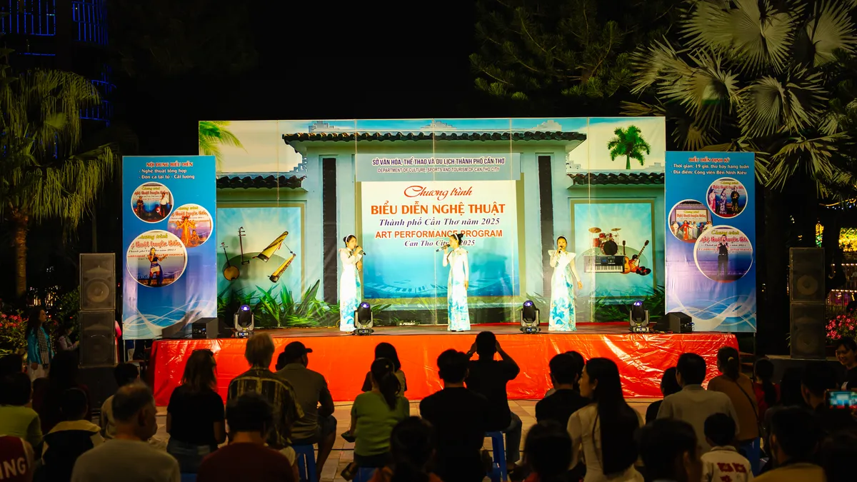 Phố đi bộ Ninh Kiều thu hút du khách trong ngày trở lại- Ảnh 1.