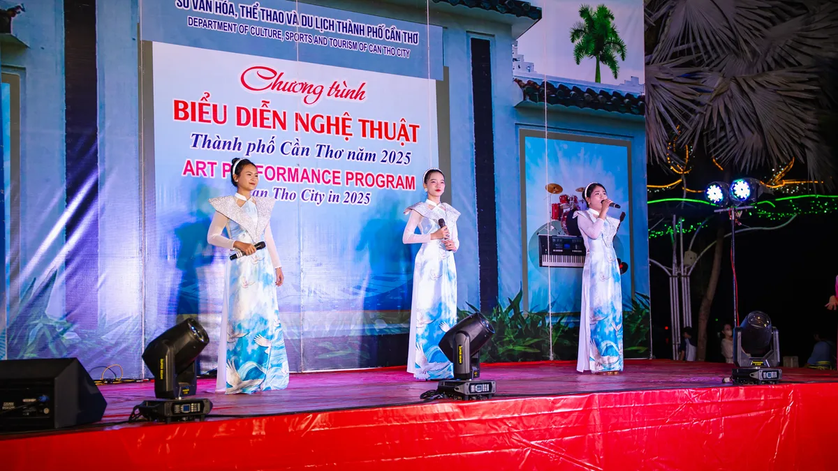 Phố đi bộ Ninh Kiều thu hút du khách trong ngày trở lại- Ảnh 2.