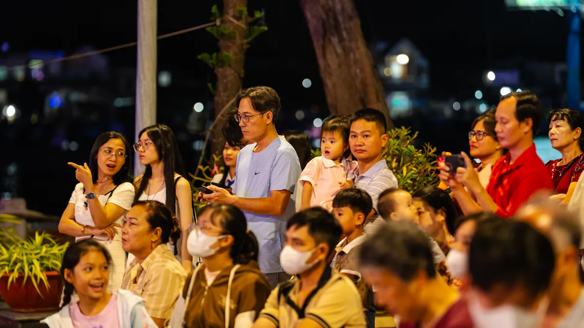 Phố đi bộ Ninh Kiều thu hút du khách trong ngày trở lại- Ảnh 3.