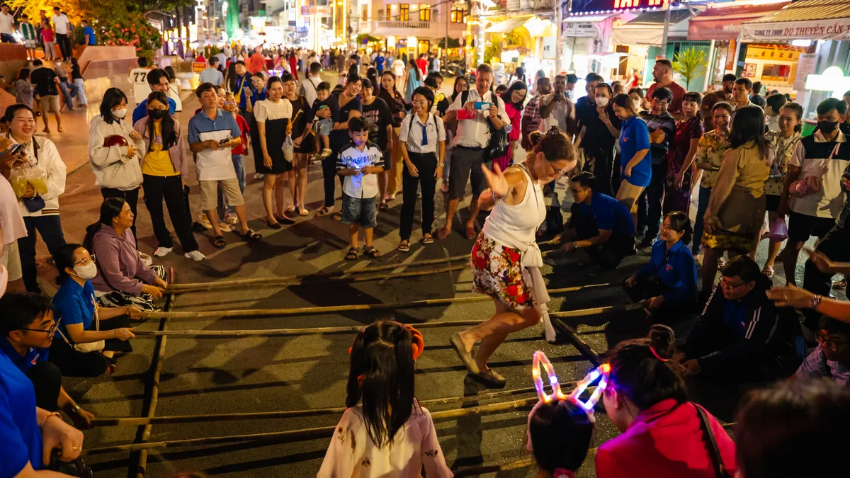 Phố đi bộ Ninh Kiều thu hút du khách trong ngày trở lại- Ảnh 8.